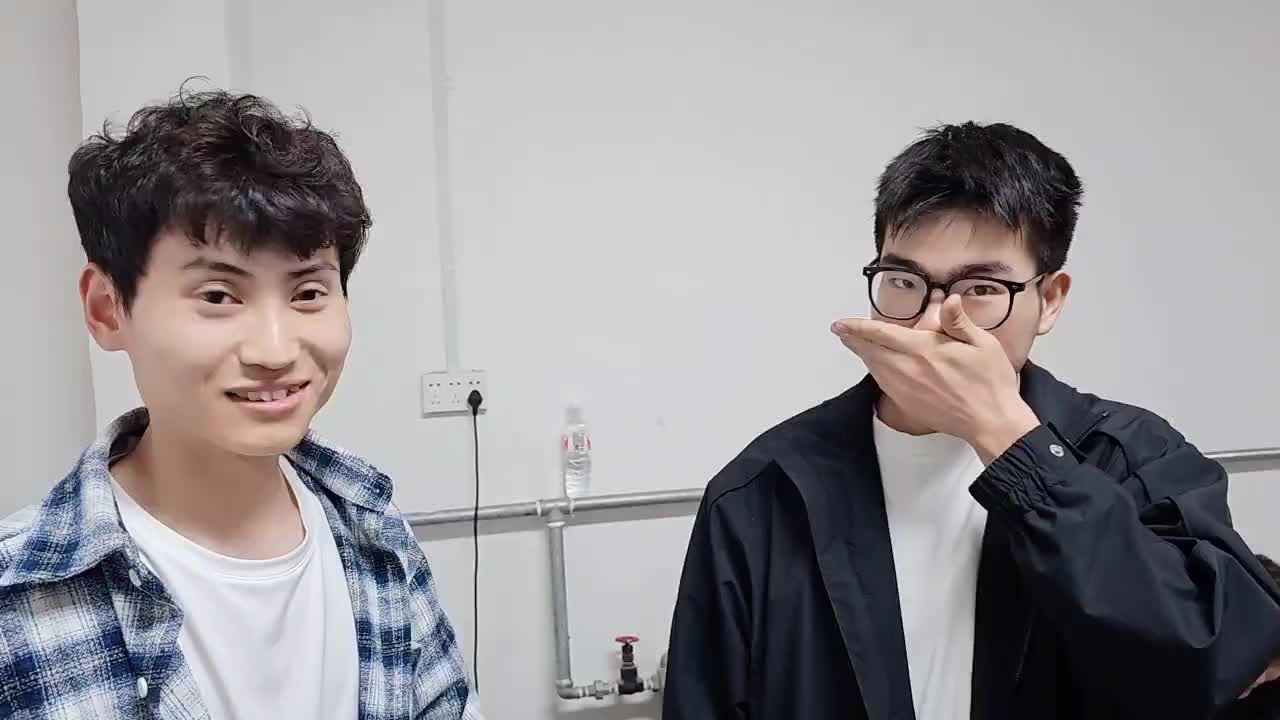 这助理还能不能干了，直播卡了不喷喷雾!