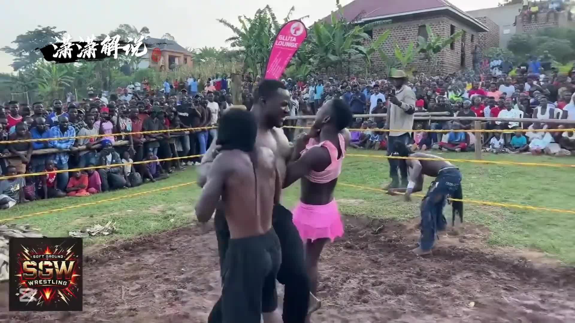 你见过这么无敌的摔跤现场吗。