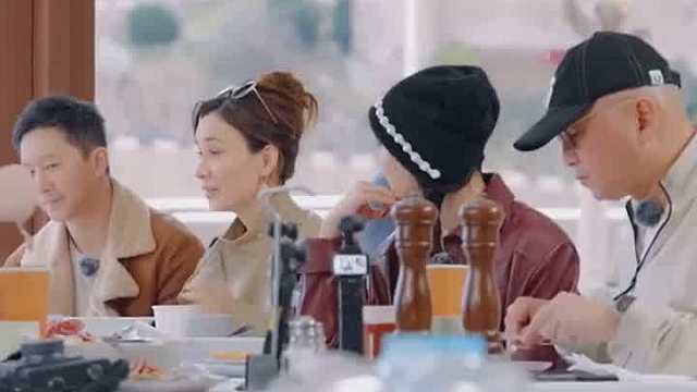 卢靖姗真的太e了，自己看完书后，因为知识储备量不够，直接打电话作者