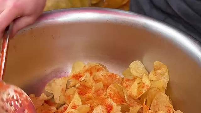 菜市场现炸薯片，10元一袋好好好好吃！！