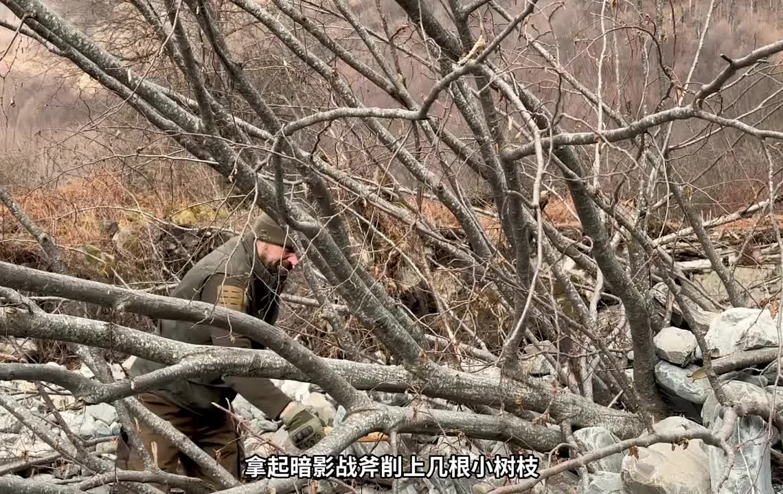 第1集：冰天雪地的天气，男人在一个枯木里搭建了舒适的小屋