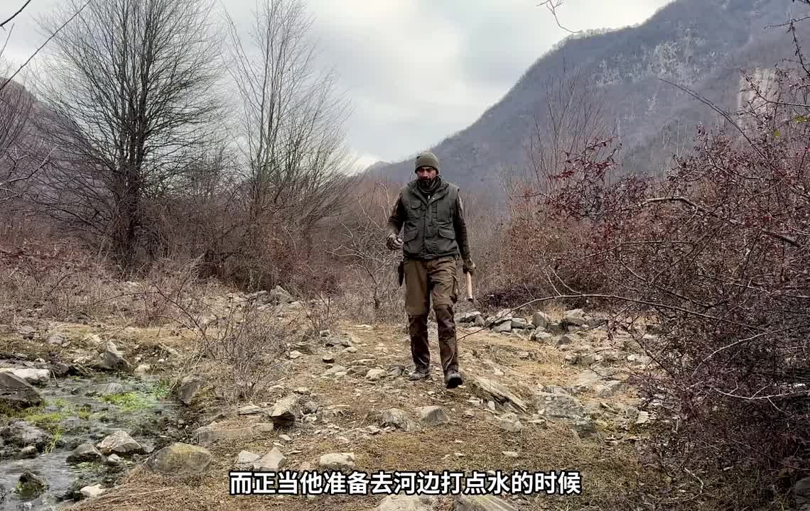 第2集：冰天雪地的天气，男人在一个枯木里搭建了舒适的小屋