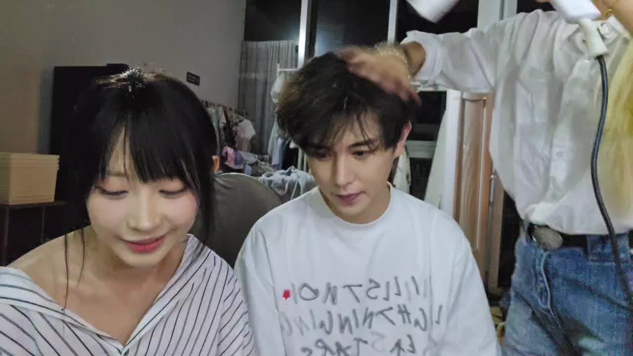 【童锦程】如何跟女孩子亲近？我给兄弟们演示一下