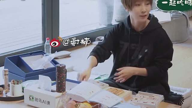 热恋期的情话都是谎言，吴京下意识动作，暴露了和谢楠的婚姻现状