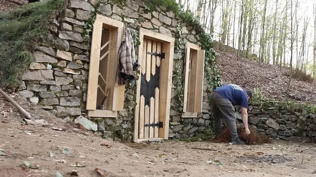 用岩石和圆木，在树林里建造出霍比特人小屋，他们笑我这是个墓屋