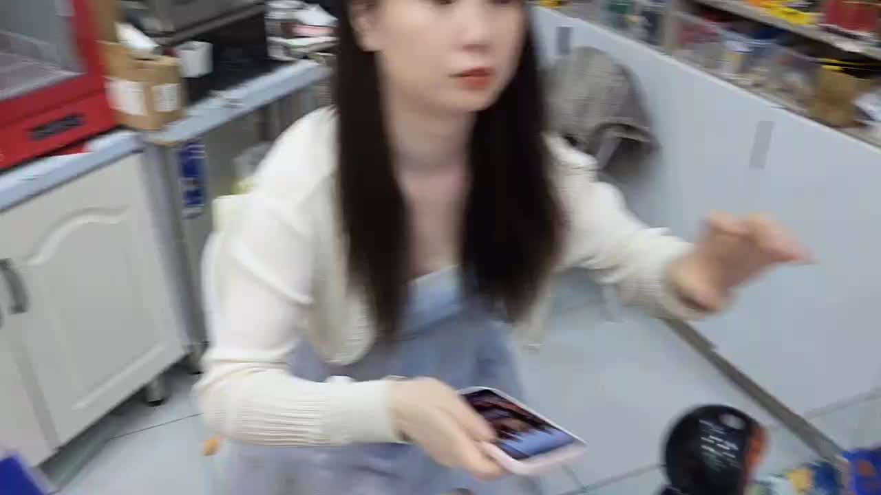 买了根火腿喂流浪狗，没想到这狗叼起来就跑？