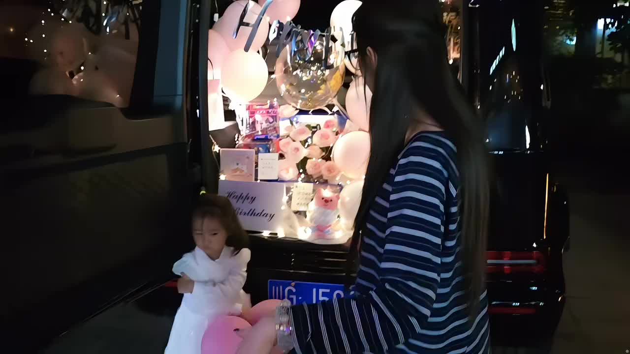 女儿过生日，公司主播和我送给她一车礼物！