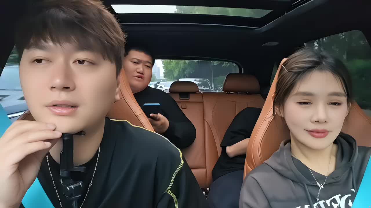 我有个大哥特别怕孤独，一起出去玩晚上睡觉要人陪着睡！