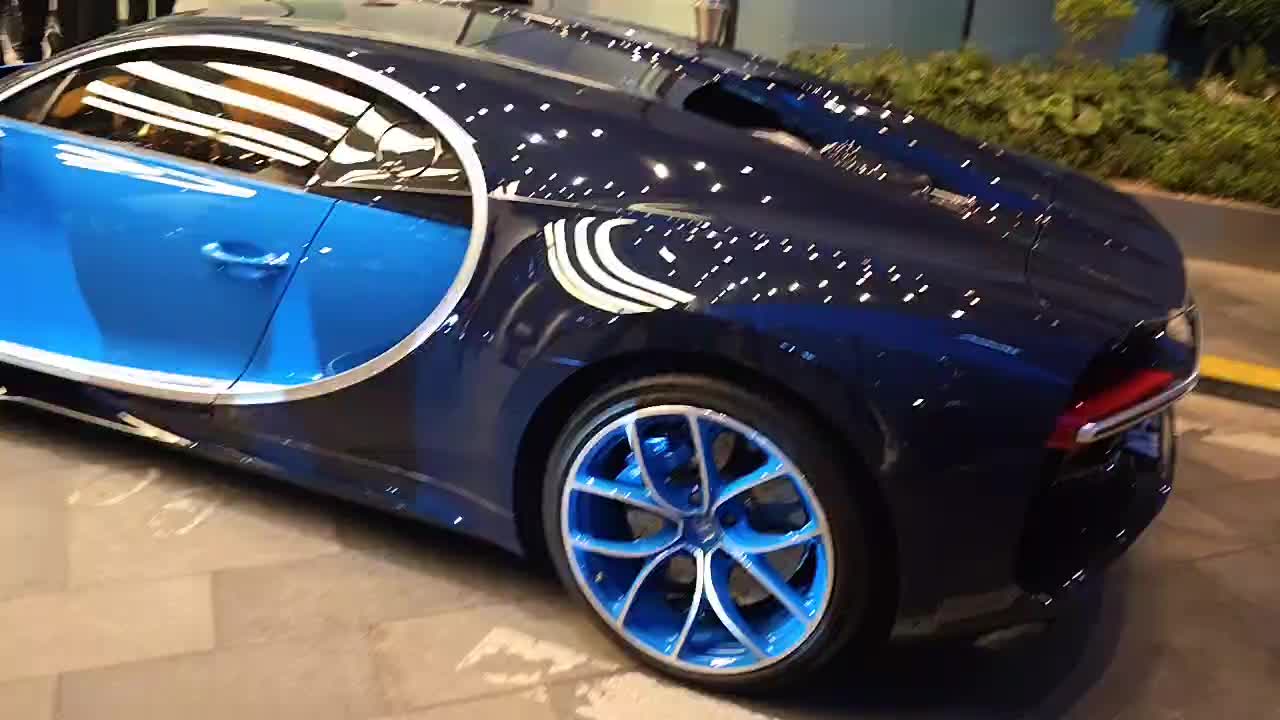 布加迪卸车遭路人围观，不过挺好的没上手摸！