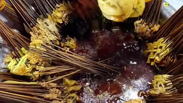 路边铝皮车串串3毛一串香辣入味好好吃啊