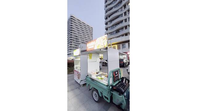 别人摆摊为了挣钱，我摆摊为了等你路过