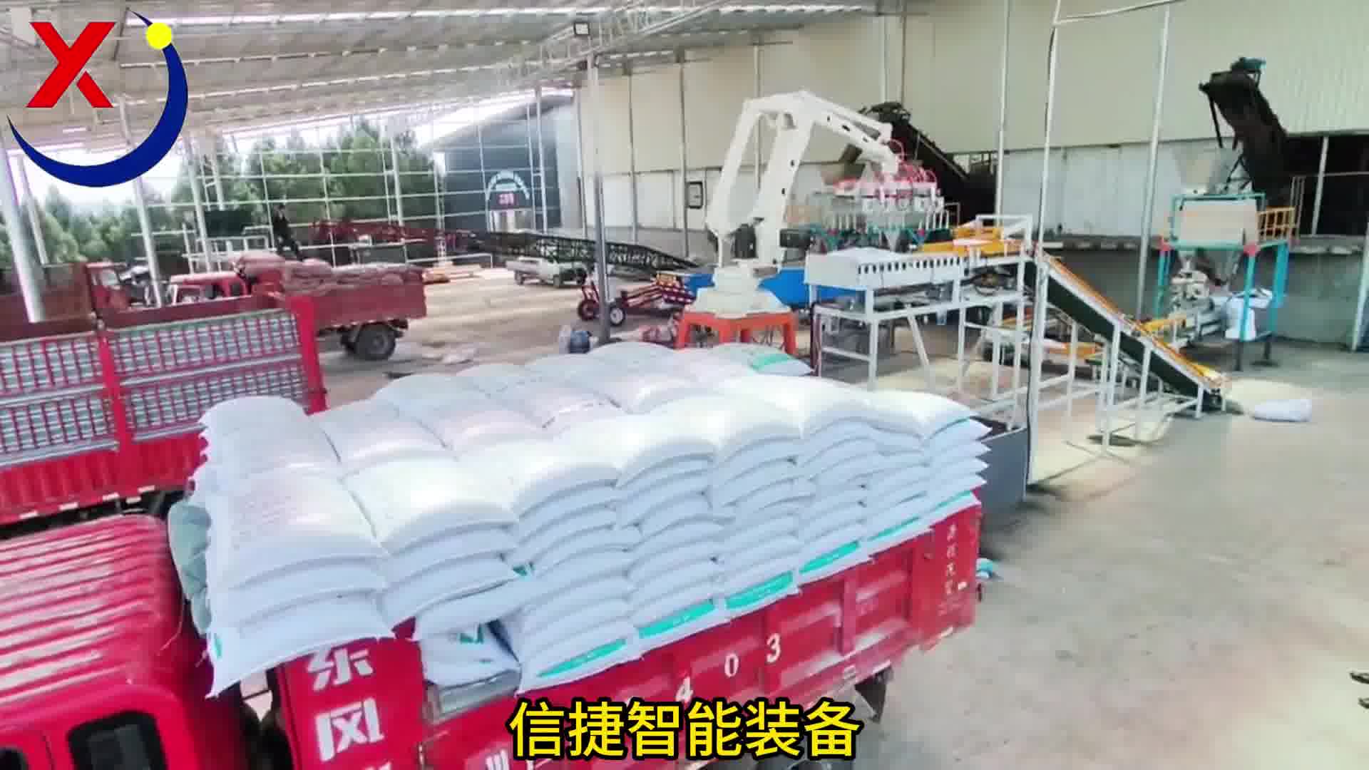 四川肥料厂老板为保障员工安全健康，用装车机器人代替人工装车