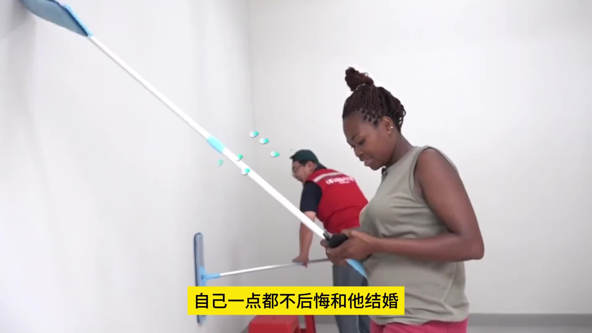 每天躺在沙发上玩手机，让韩国大叔操心的黑人女儿