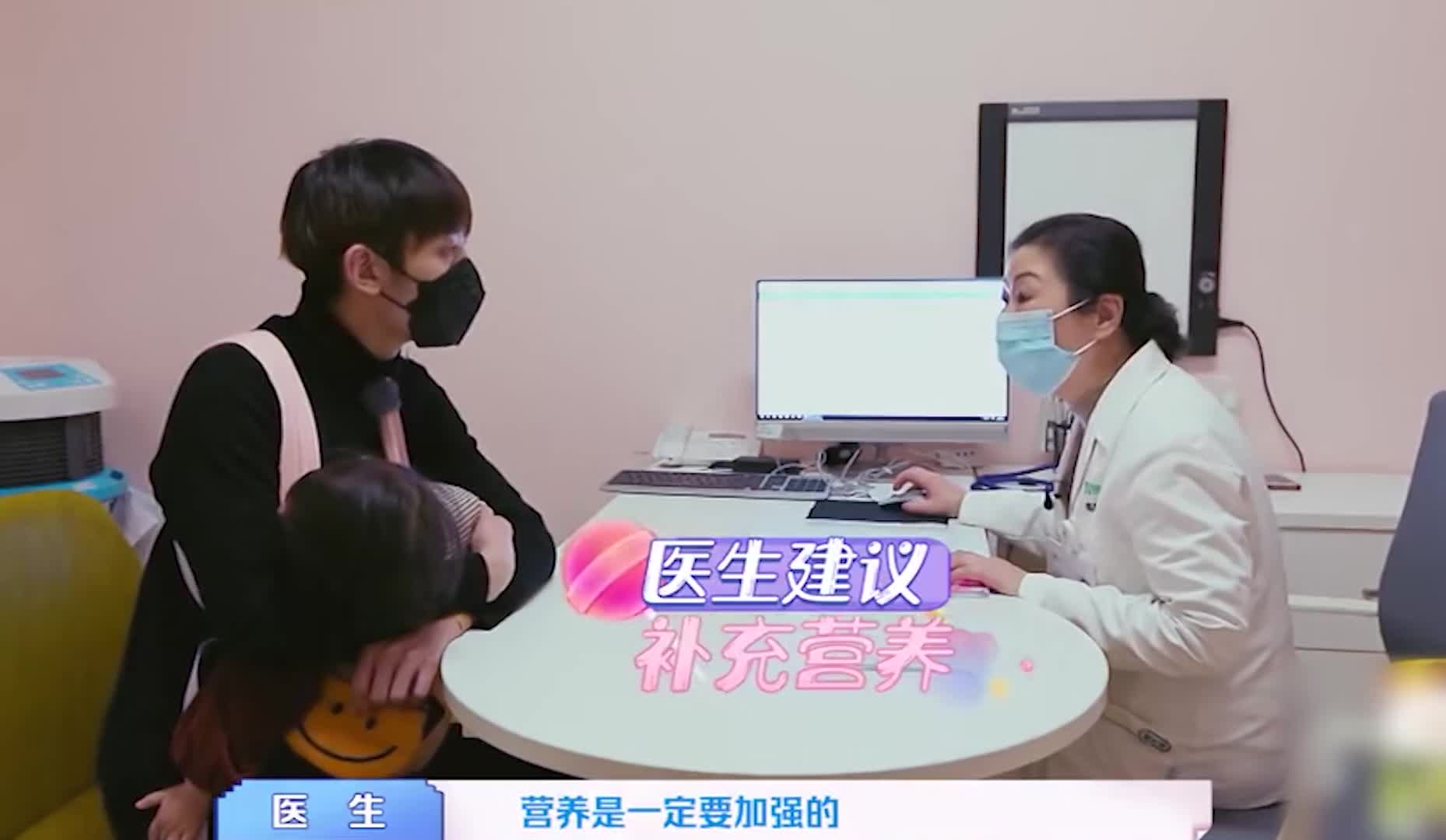 这一刻才明白妈妈多不容易，21岁哥哥带妹妹的第2天学会了做饭