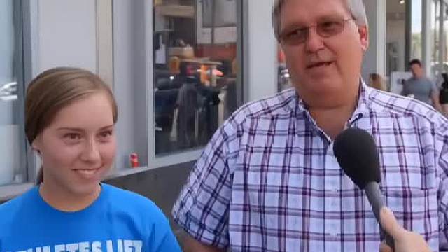 现编孩子身份证上的生日，是爸爸的专属技能爸爸带娃街头采访搞笑