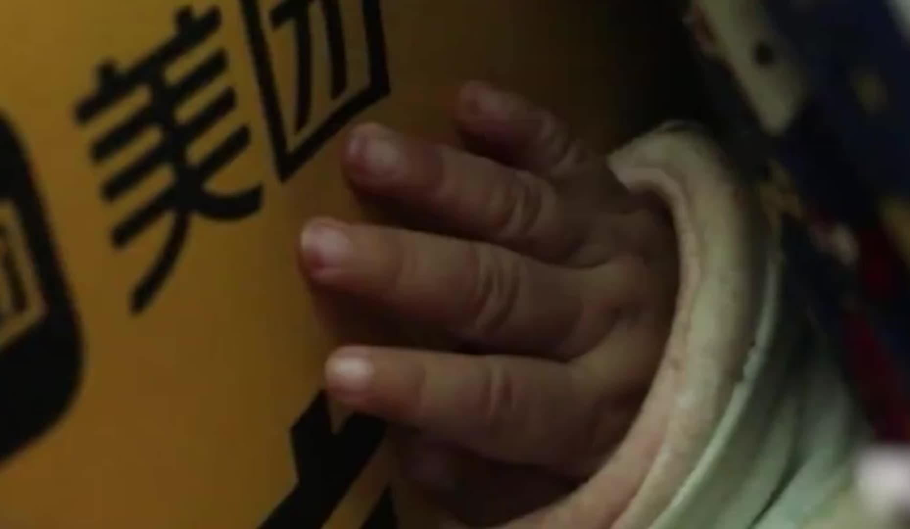 90后爸爸背着6个月的女儿送外卖，每天工作12小时吃别人不要的菜