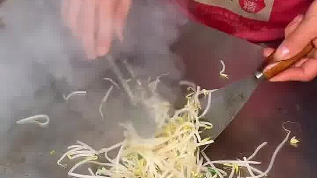 福州街头遇到豆芽煎饼，豆芽鸡蛋炒起来用博饼包住，简简单单却把我香迷糊了！