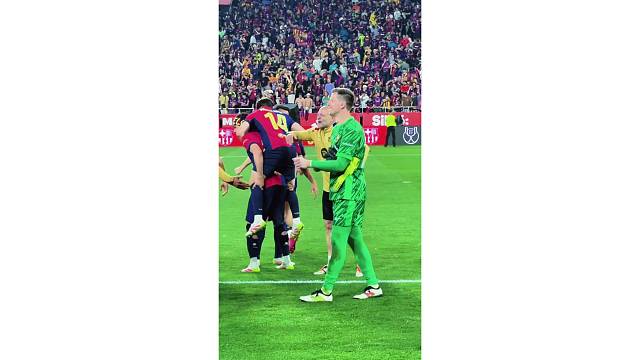 巴塞罗那门将什琴斯尼赛后才露出微笑，太敬业了