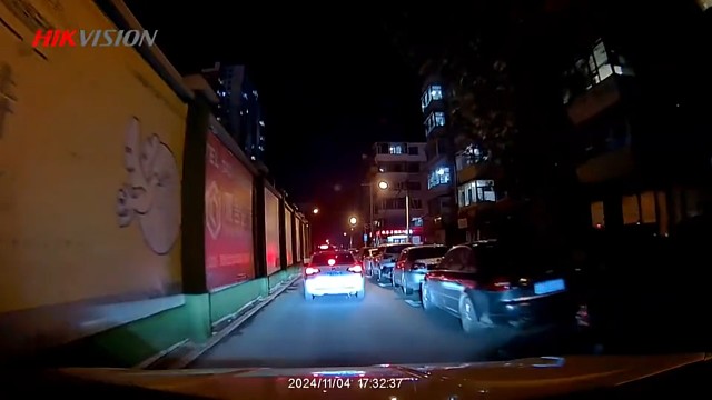 最tm烦这种人，没事就喜欢按喇叭，别人走到动不走吗？就喜欢这种当场就报的。