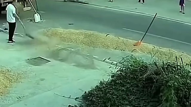 那个半挂明显是故意挡在那里为了挡车，好占道晒麦子