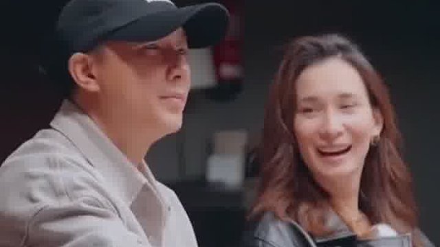 韩庚在水下喝可乐