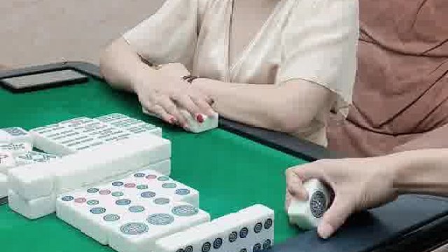 哦吼！小姐姐又准备抢暗杠了。这又不是在黄皮呢？