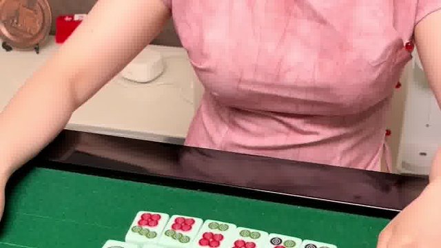 戴眼镜还看不清楚吗？不会炸胡吧！