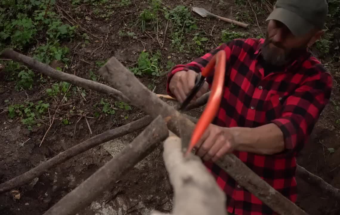 第1集：荒无人烟的野外，男人用石头和木头搭建了舒适的小屋