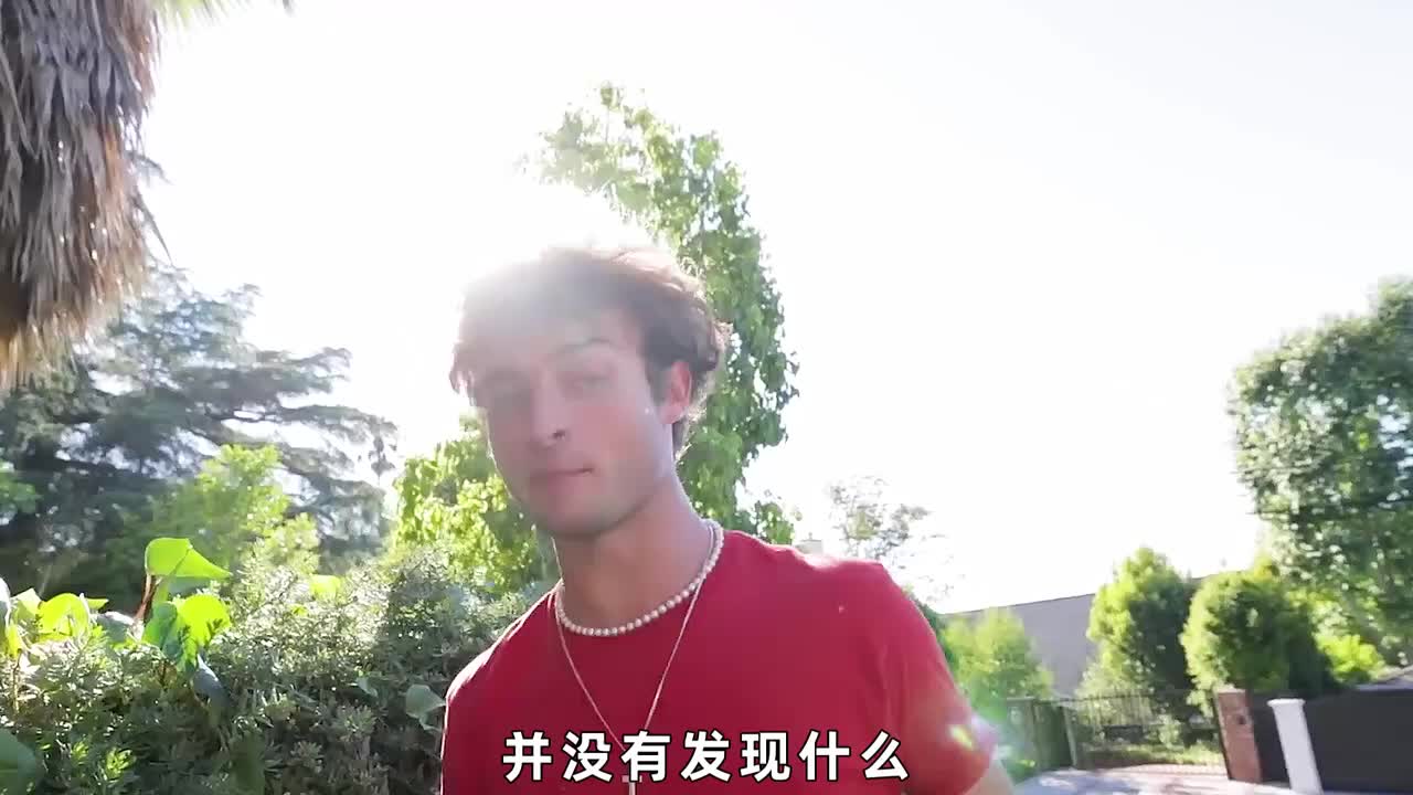 4个人玩颜色捉迷藏，男子伪装成假人模特