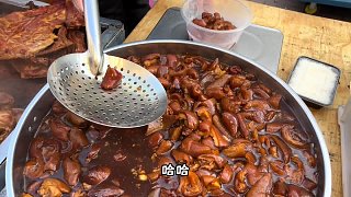 東北街頭肘子皮拌飯，肉超多還好吃