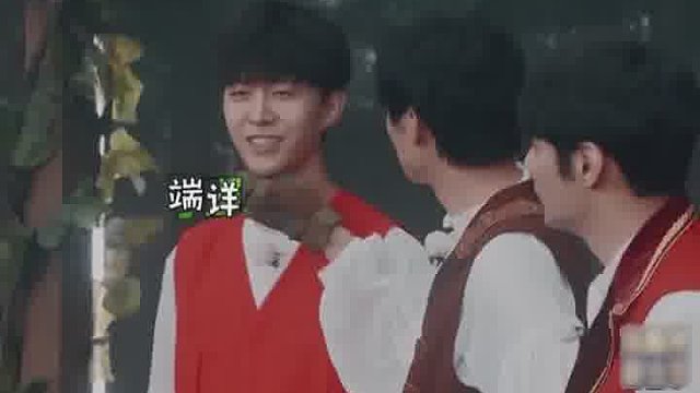 即使贴了几个大痦子，仍然挡不住范丞丞  的帅气！