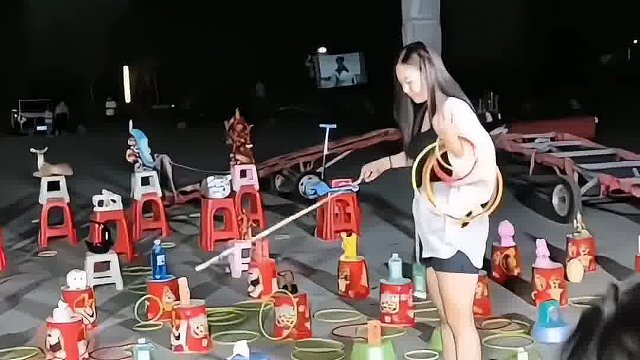 老板娘：套着什么带走什么！孩子：爸你套啥子，叫你给我套玩具！父亲：走开！让我先给你套个妈！
