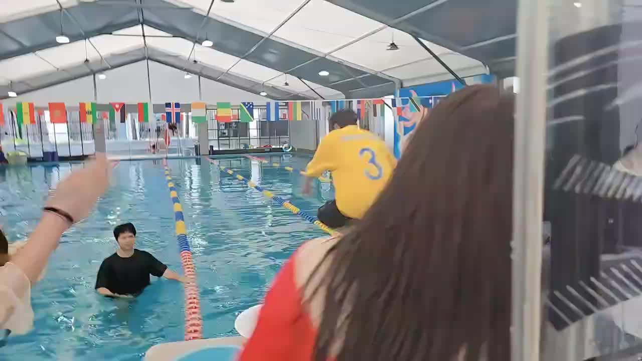 猜拳输的一方要被赢的泼水，全都泼上头了兄弟们！