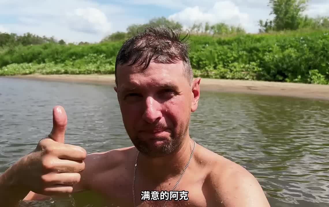 第1集：经过半个月连续不断地搭建，男人在野外的小屋即将完成