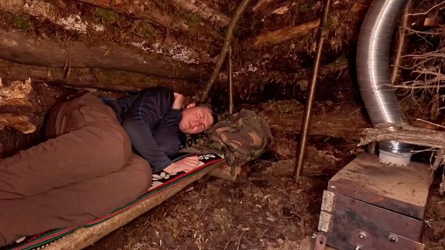 沼泽丛林的夜晚潮湿又寒冷，我得赶在天黑之前，建造出能避寒暖身的小屋