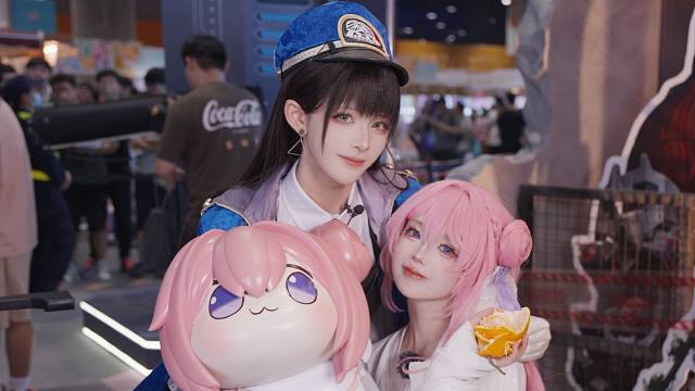 《 漫 展 遛 狗 》