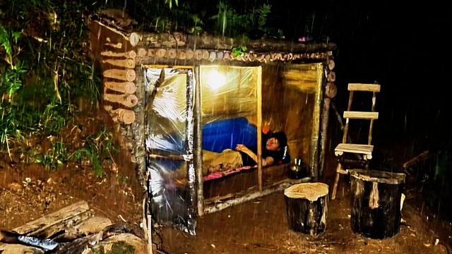 预感山林中随时会下雨，幸好我一时谨慎，在山壁挖建出了睡觉小窝