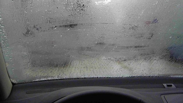 雨天雨天玻璃起雾，需要打开这个按键，才能保证玻璃不起雾