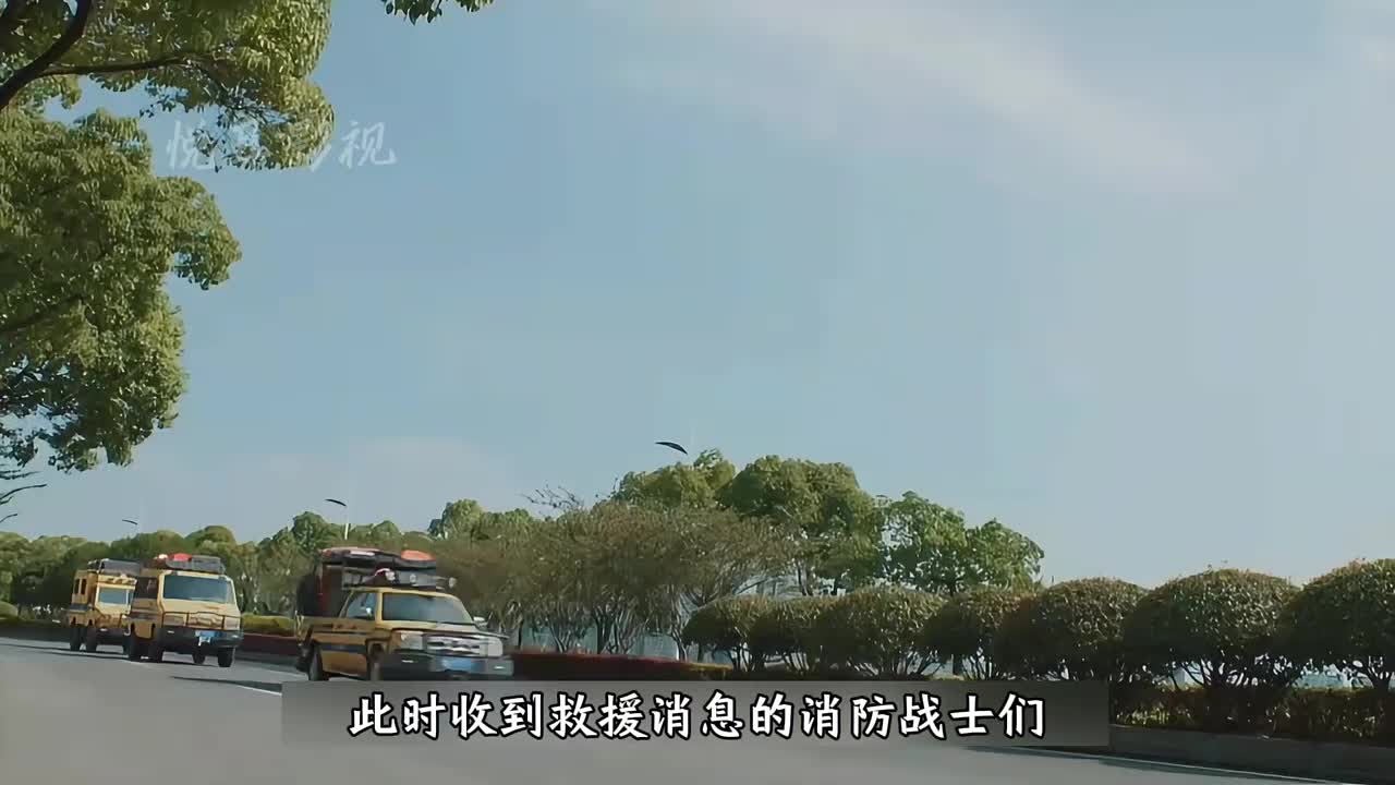 男子遇陌生女子拦车，没想到救下了一家三口