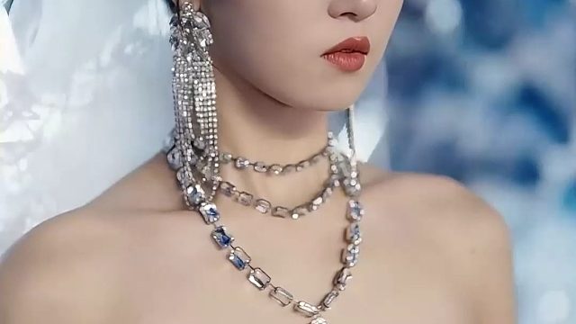 婚礼发癫后，奶狗总裁追着我宠--大婚遭弃女主拉陌生总裁闪婚，随后被其化身奶狗追着宠不停。