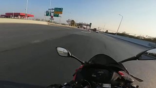 一看就是慣犯，進(jìn)車道靠右邊，遠(yuǎn)離收費(fèi)員