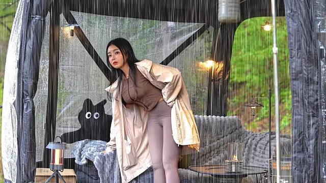 大雨中独自露营 ，帐篷里听雨声 。