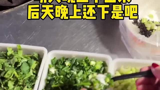 温州街头遇到瘦肉丸摊，下雨天也坚持出摊，很健谈的小哥，太可爱啦～