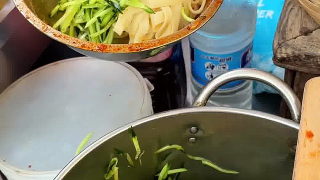 街头偶遇骑着三轮车卖了30年的手工凉皮，这种加了芥末的懒凉皮你们吃过吗？