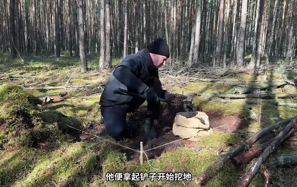 第1集：荒无人烟的野外，男人在地下搭建了隐秘的小屋