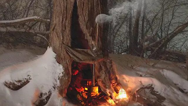 暴风雪中，独自在荒野生存两天，夜晚窝在避难所内烤火取暖，睡觉很放松