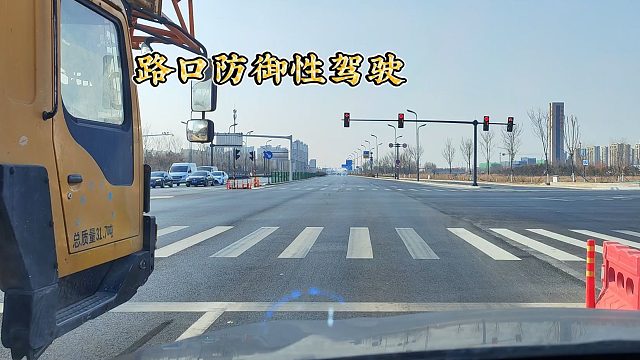 三个老司机的成功案例，教会你路口防御性驾驶，很实用