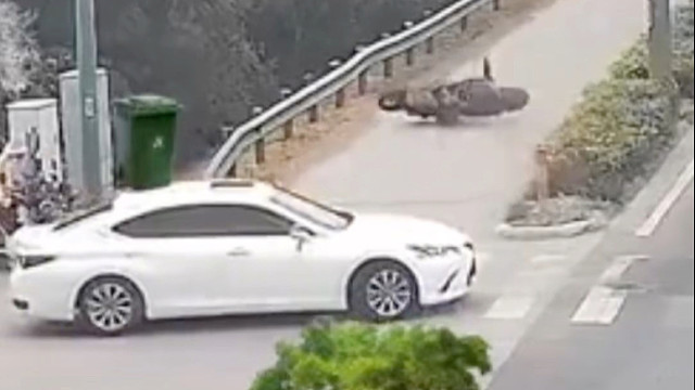 与电动车发生事故，尽管是无接触的情况下也不能擅自离开，小心判你肇事逃逸#汽车知识 #安全出行