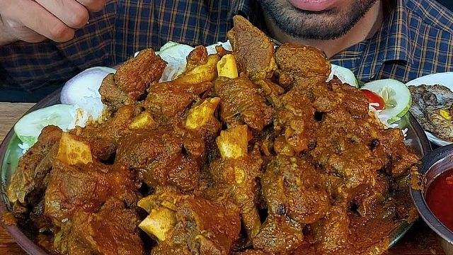 大米饭配羊肉、手撕马萨拉咖喱、沙拉、辣肉汁、煎蛋、吃播