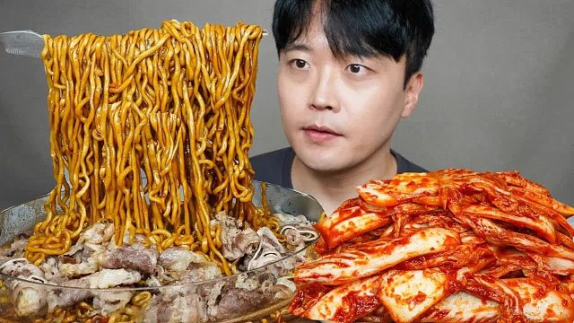 辣泡菜，香喷喷的五花肉，搭配顺滑的拉面，大口吸溜真爽。